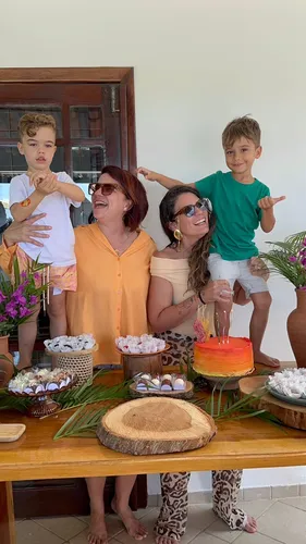 Na foto duas mães com dois filhos meninos em comemoração 