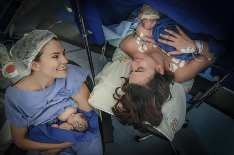 casal de mães amamentando na récem chegada dos gêmeos