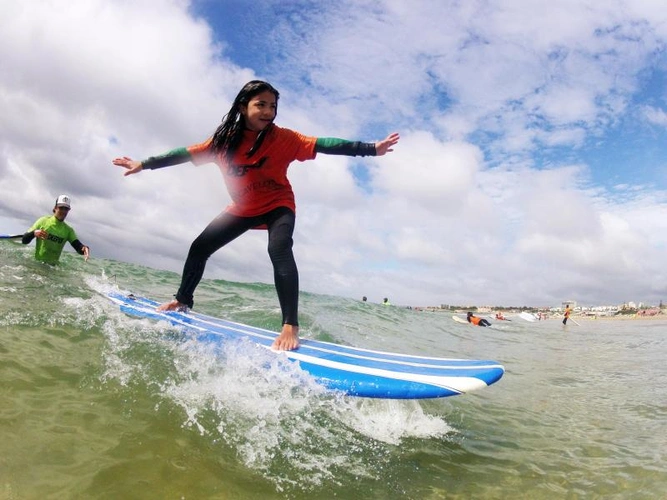 Surf para Crianças: Benefícios e Dicas de aulas em Portugal