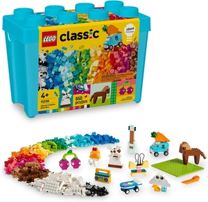Caixa azul de LEGO Classic com 850 peças coloridas, recomendada para maiores de 4 anos. Ao redor, peças organizadas por cor e pequenas construções como animais, veículos e objetos criativos.