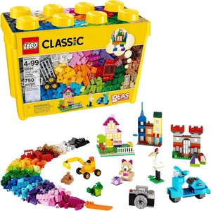 Caixa amarela de LEGO Classic com 790 peças coloridas, indicada para idades de 4 a 99 anos. Ao redor, há construções de exemplo, como casas, castelo, veículos e animais feitos com as peças.