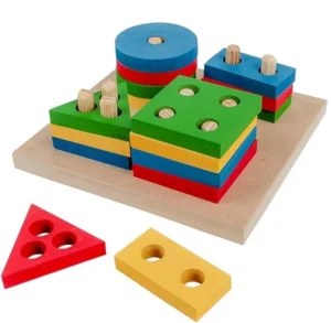 Brinquedo educativo de madeira com peças geométricas coloridas empilháveis, cada uma com furos que se encaixam em pinos de madeira fixos. As formas incluem círculo, triângulo, quadrado e retângulo, organizadas em pilhas.