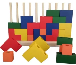 Jogo didático infantil de madeira com diversos pilares finos onde se pode encaixar peças coloridas com variados formatos.