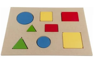 Placa de madeira com formas geométricas coloridas encaixadas nos seus respectivos espaços. As peças incluem círculos azuis, quadrados amarelo e vermelho, triângulos verdes e retângulos pequenos em vermelho e amarelo.