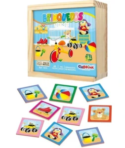 Jogo de tabuleiro para crianças em madeira: jogo de memória. Caixa simples de madeira com a imagem de um cão colorido na caixa. As peças quadradas contém imagens de um cão andando de carro e de moto.