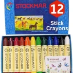 Caixa de 12 gizes de cera de abelha coloridos da marca Stockmar. A caixa é azul com uma pequena imagem de cavalos em cima e outra de bolboletas em baixo.