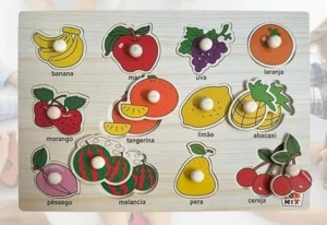 Jogo de tabuleiro infantil didático em madeira com encaixes de frutas variadas e coloridas com o nome em baixo.
