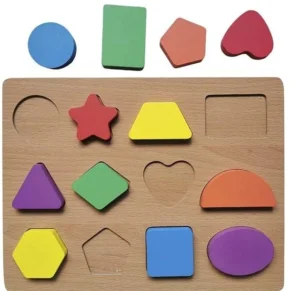 Jogo de tabuleiro de madeira com formas geométricas coloridas destacáveis. As peças incluem círculo, estrela, trapézio, coração, retângulo, losango, triângulo, hexágono, pentágono, quadrado, meia-lua e oval, cada uma com seu espaço correspondente para encaixe.