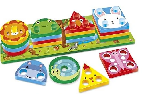 Jogo de tabuleiro infantil didático com pinos de encaixe e formas de animais em quadrado, círculo e triângulo com cores variadas.