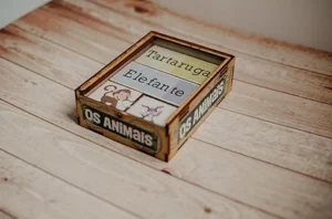 Jogo infantil de madeira de memória com o tema de animais. Cores amenas e formato do tamanho de cartas de baralho.