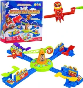 Jogo de tabuleiro infantil chamado "Resgate das galinhas" Tem um centro circular de plástico com quatro corredores terminados em pequenas estações. A caixa é azul e dinâmica. Possui ainda um avião de plástico no canto superior direito. Cores muito vivas.