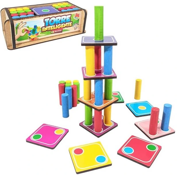 Jogo de tabuleiro infantil que consiste em empilhar cilindros coloridos com peças quadriculadas. A caixa contém o título e o jogo é de madeira com cores vivas.