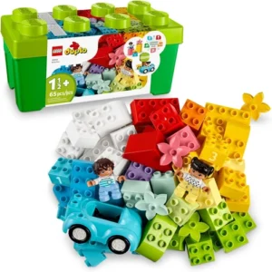 Conjunto de blocos de montar LEGO DUPLO, com peças coloridas, dois bonequinhos, um carrinho azul e uma caixa verde. O brinquedo é indicado para crianças a partir de 1 ano e meio.