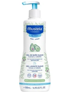 fundo branco com o produto Mustela em detaque. Tem o rótulo do gel de banho sensível para peles delicadas com a imagem de dois abacates no centro. O produto é branco.
