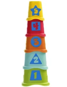 Jogo infantil de plástico colorido de torre de copos. Possui números pintados em azul em cada peça. São 5 peças empilhadas em uma torre.