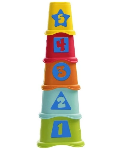 Jogo de tabuleiro infantil de plástico colorido de torre de copos. Possui números pintados em azul em cada peça. São 5 peças empilhadas em uma torre.