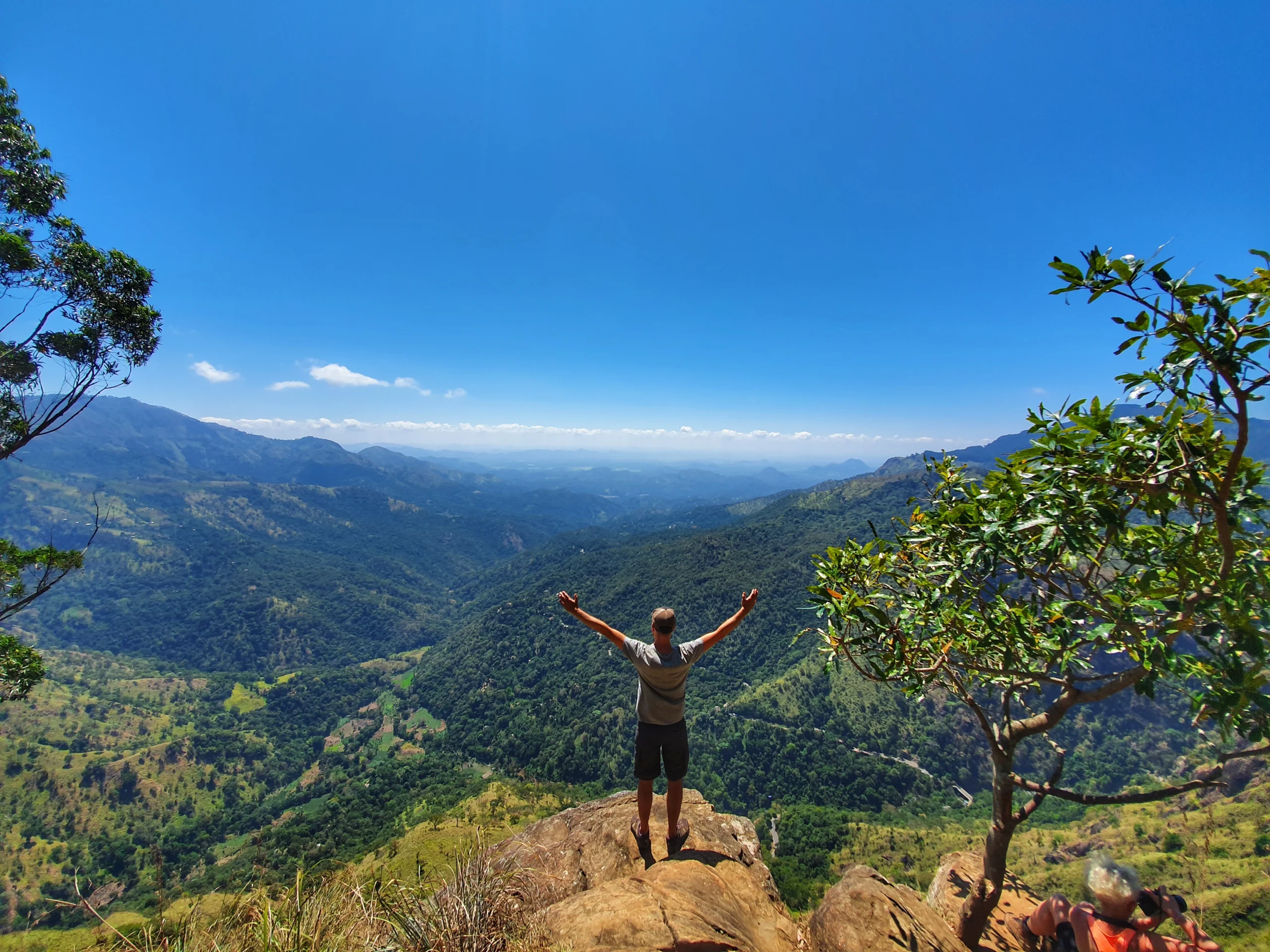 Pai na gestão de uma aventura inesquecível, contemplando a grandiosidade da antiga cidade de Petra do alto de um penhasco.
