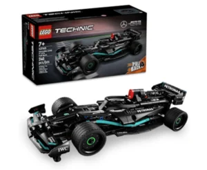 Imagem de um conjunto LEGO Technic com o modelo de um carro de Fórmula 1 da Mercedes-AMG Petronas. O carro é preto com detalhes em verde e apresenta logotipos de patrocinadores. Ao lado, a caixa mostra o mesmo carro em um fundo escuro e destaca a função "pull-back" (carro com motor de fricção). Indicado para maiores de 7 anos e contém 240 peças.
