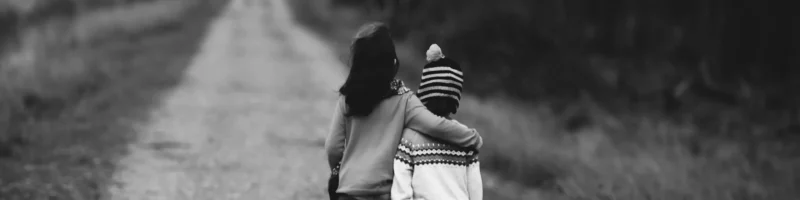 irmãos passeando na estrada