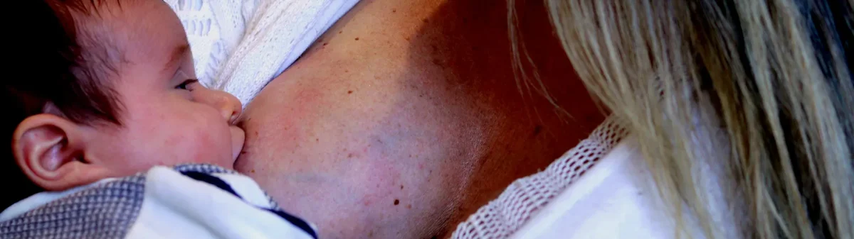 Bebê mamando no peito.