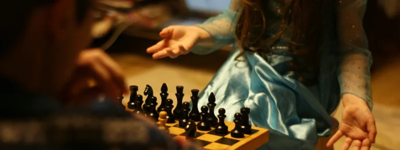 Mãe se diverte jogando jogo de tabuleiro com o pai e dois filhos pequenos na sala, simbolizando união e alegria em jogos família