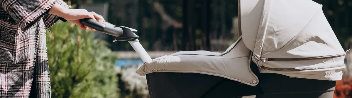 Mãe com carrinho de bebê em uma visão lateral.